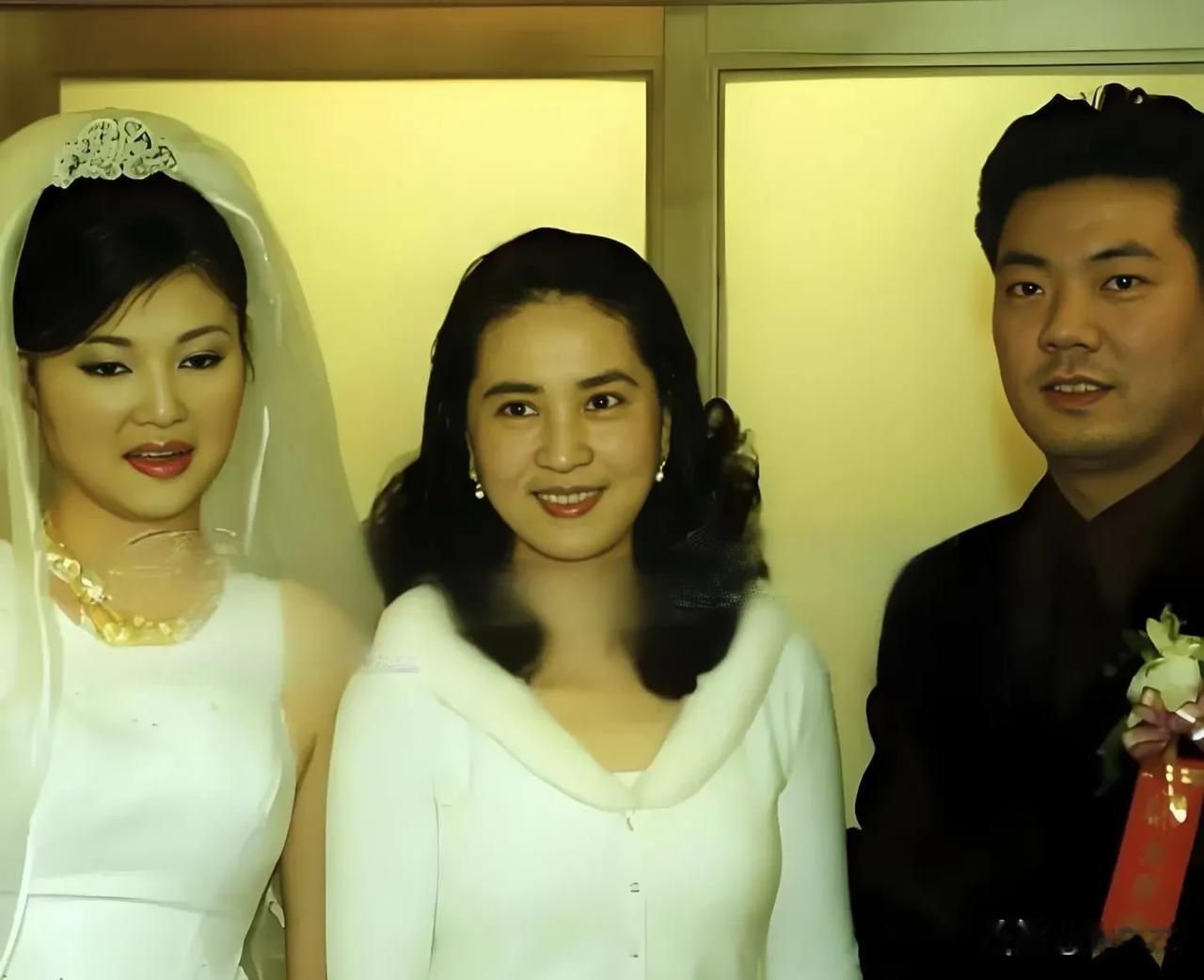 林凤娇当年嫁给成龙后息影，被李行导演诟病：那么乖巧的女孩为什么突然结婚息影了？