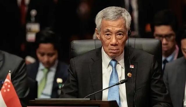 川普为何变“聪明”了？很有可能躲在川普背后的那个“暗鬼”就是新加坡。因为
