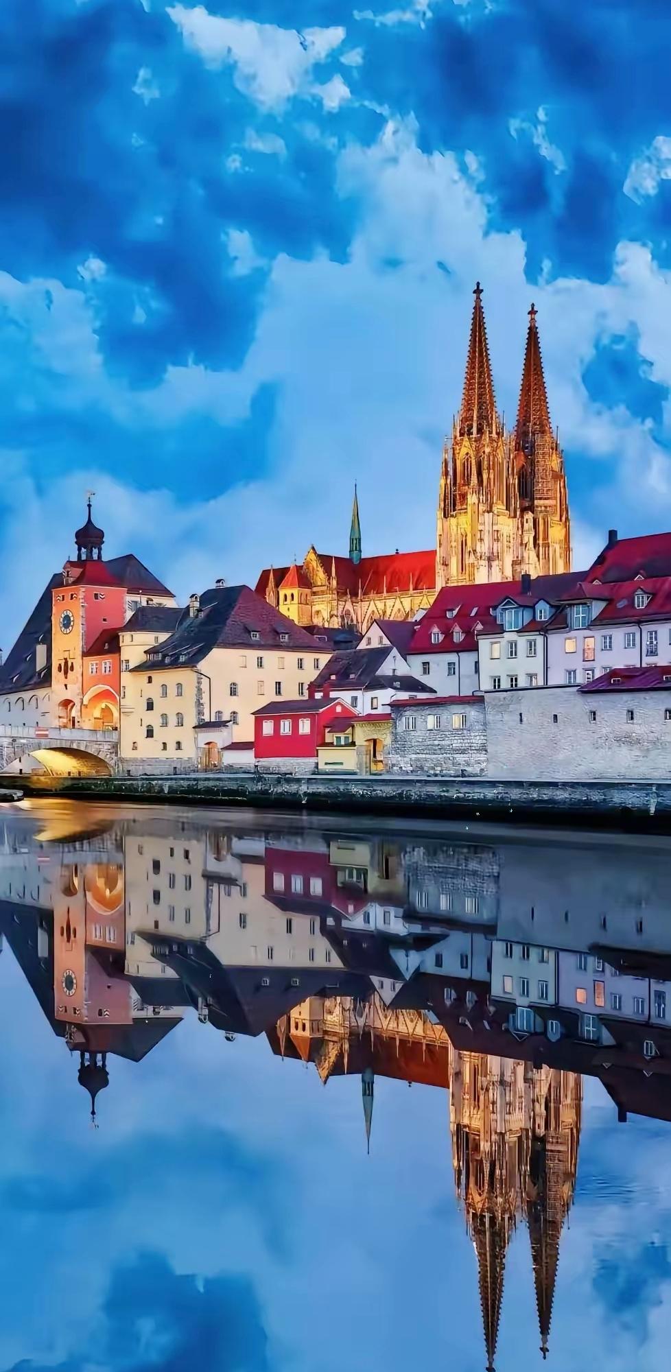 出租车司机说：“我拉过形形色色的乘客，发现一个规律：越是坐在后排指点江山、大谈