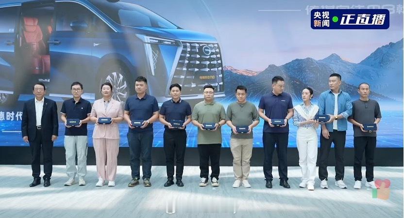 向往M8乾崑首批车主交付，旗舰级智能成为向往之选！乾崑智驾+鸿蒙座舱，有车位到车