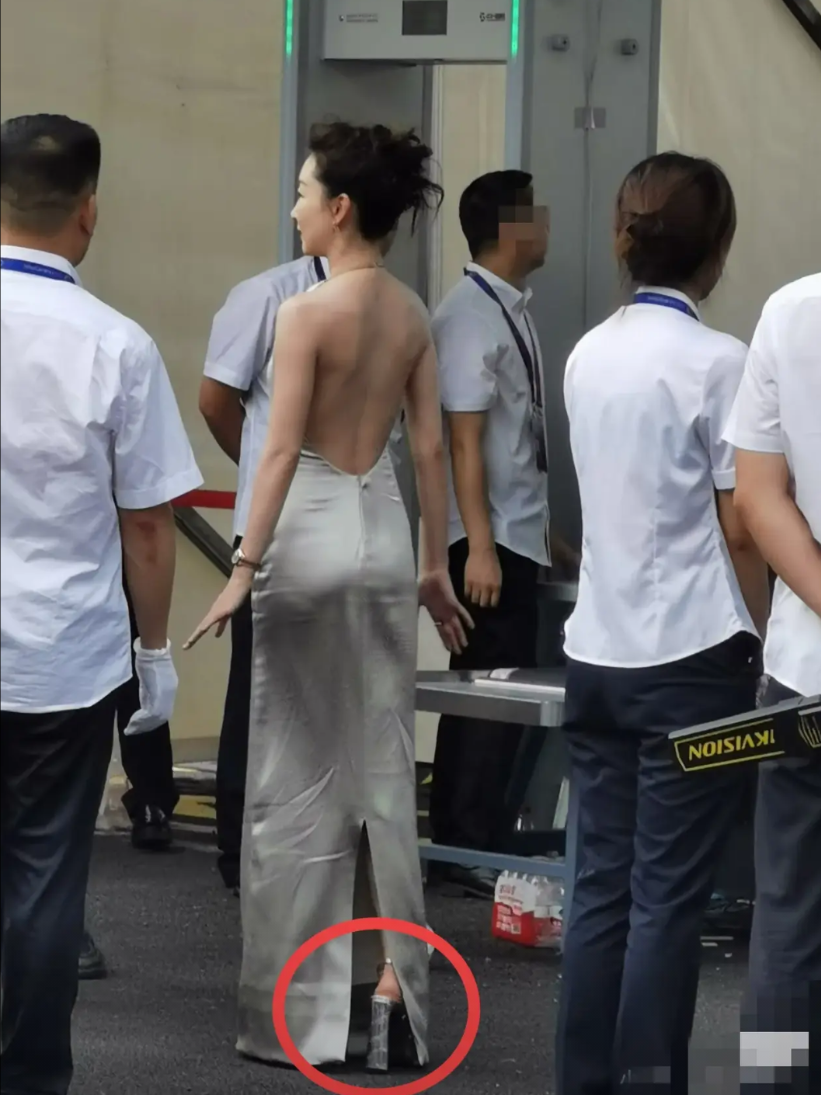 重庆电影节外场，周冬雨脚踩目测近20公分的高跟鞋现身。旁人看得脚心发颤：这样
