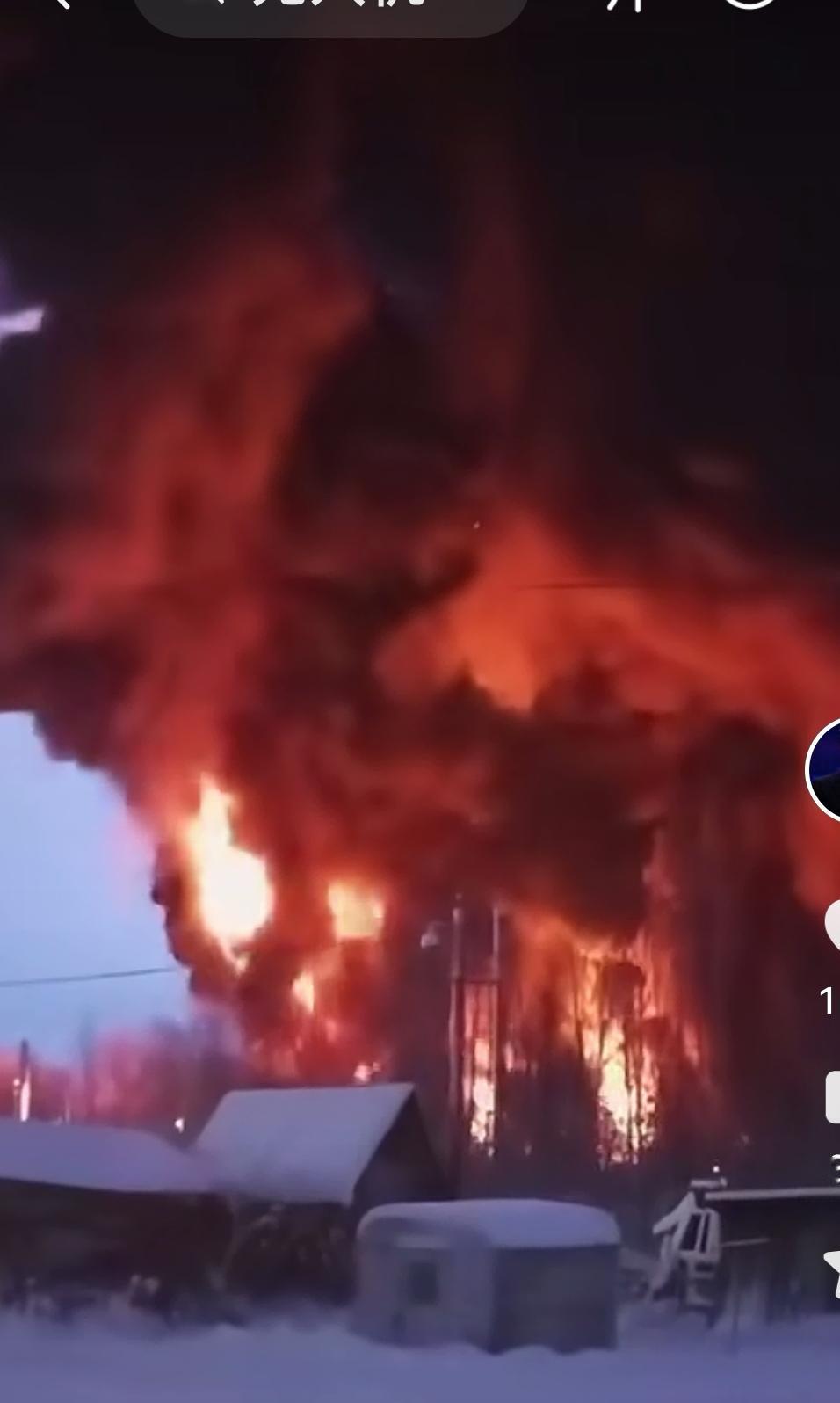 俄罗斯第二大城市的雷宾斯克石油基地被乌克兰袭击燃起熊熊大火。继2025乌克兰利