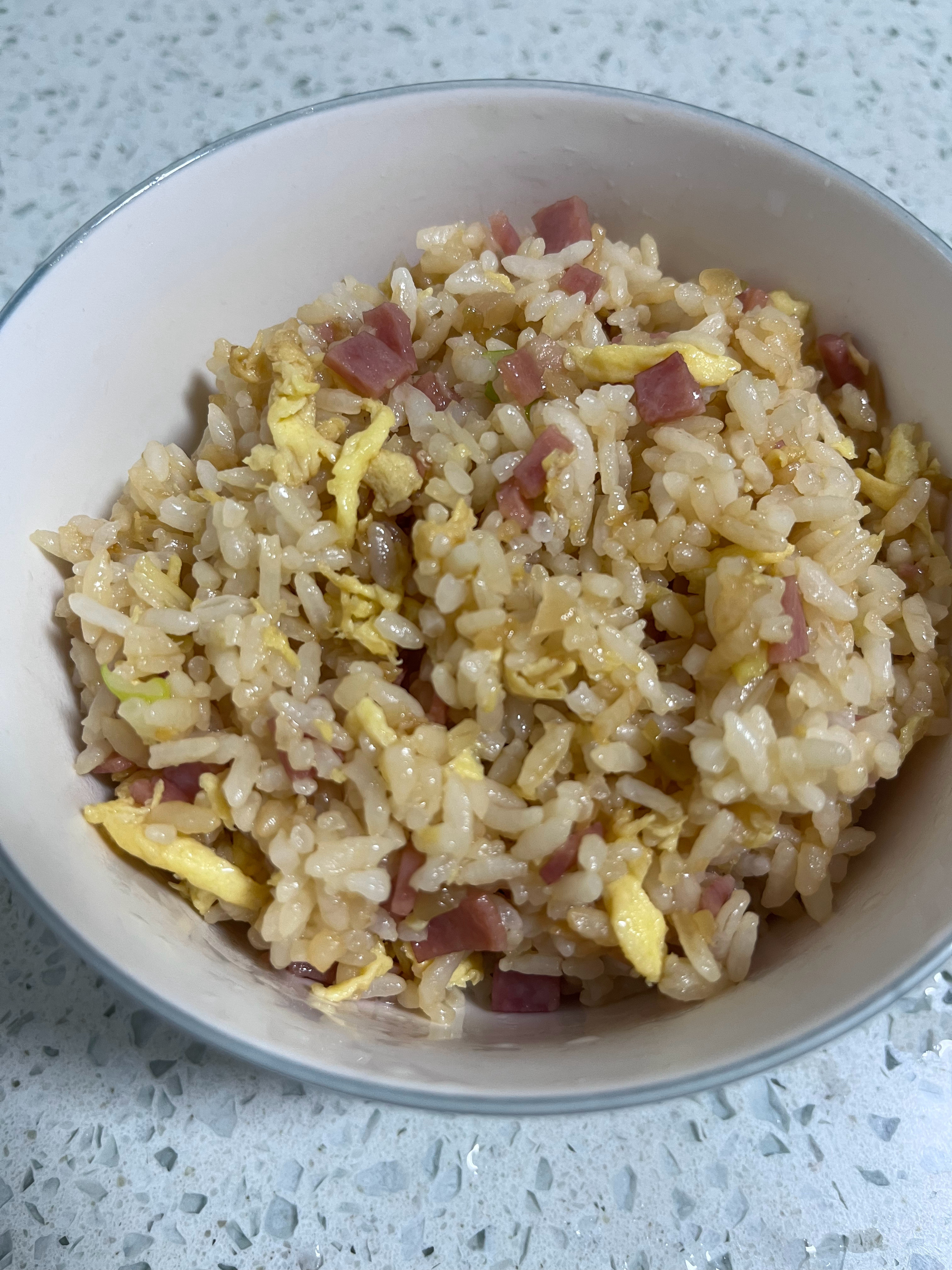 早安啊，到周五了，时间过得太快了～早餐不知道做什么了，隔夜的米饭🍚炒米饭～