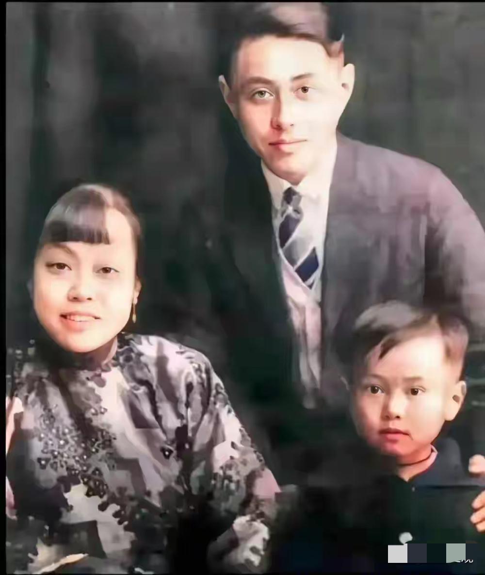 图一：杨振宁院士与父母的合影，中间是其父亲杨武之，右边是杨振宁院士童年时期，左边