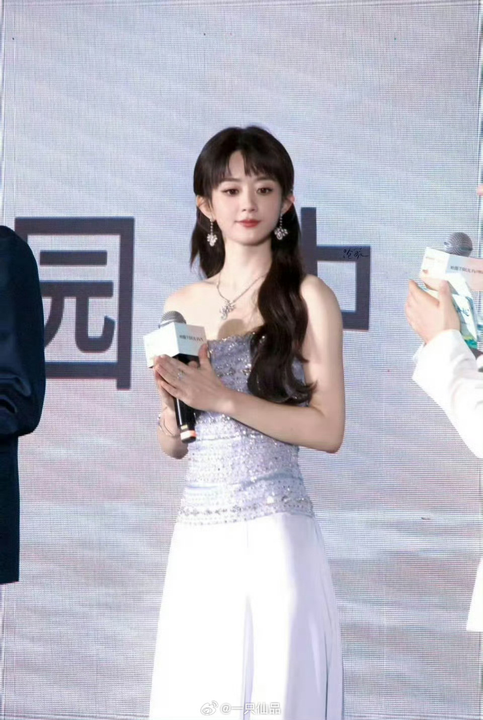 杨幂赵丽颖活动生图这应该就是青春貌美和老态龙钟最直观的表现吧