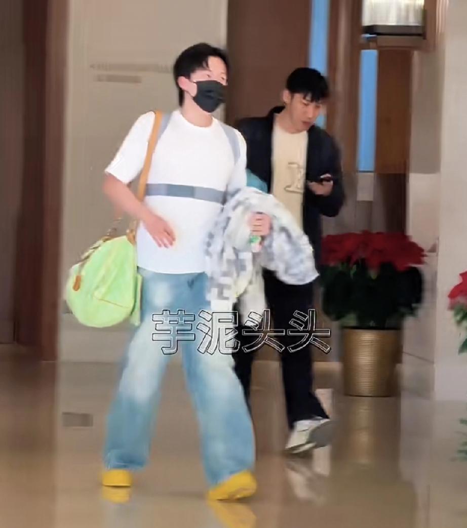 最危险的，往往不是受伤瞬间，而是误诊报告递到你手上的那一刻。国家队队医私下告诉