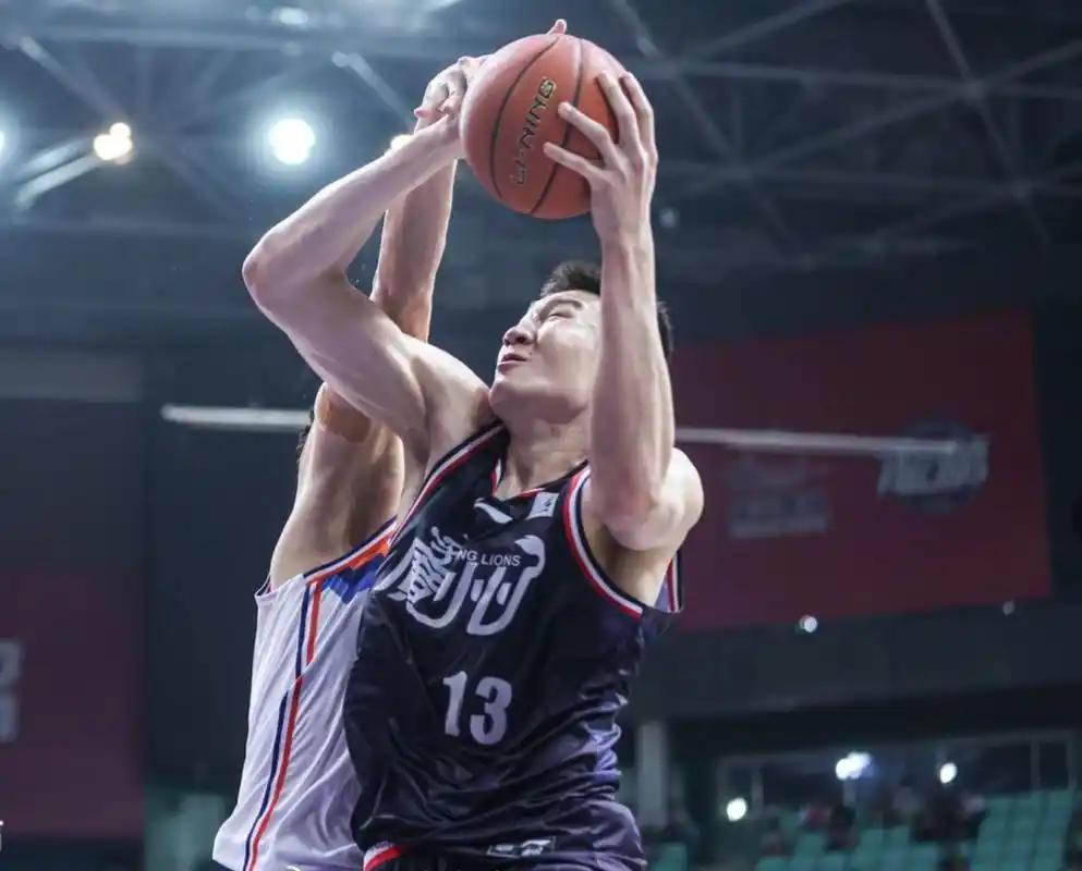 CBA重磅消息：广东拿下2.11米新援，19岁大中锋加盟，助力补强！2026