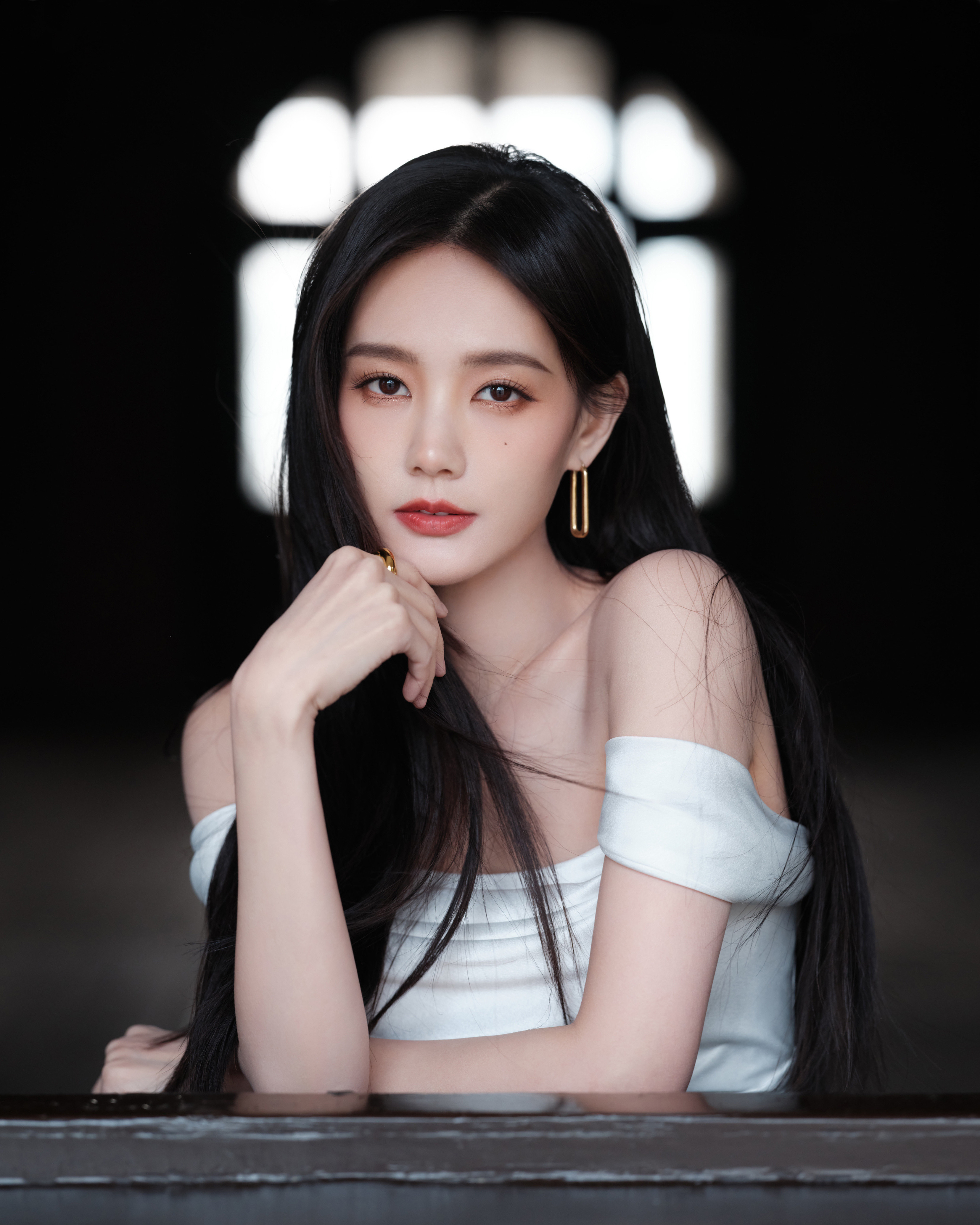 李一桐白色抹胸连衣裙简约设计勾勒出曼妙身姿，开叉巧思增添几分灵动。长发如瀑，