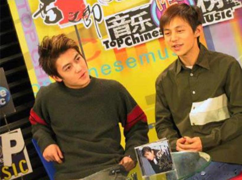 2002年，何炅采访陈冠希时，对方一直轻蔑地笑着。采访结束，何炅忍无可忍：“陈老