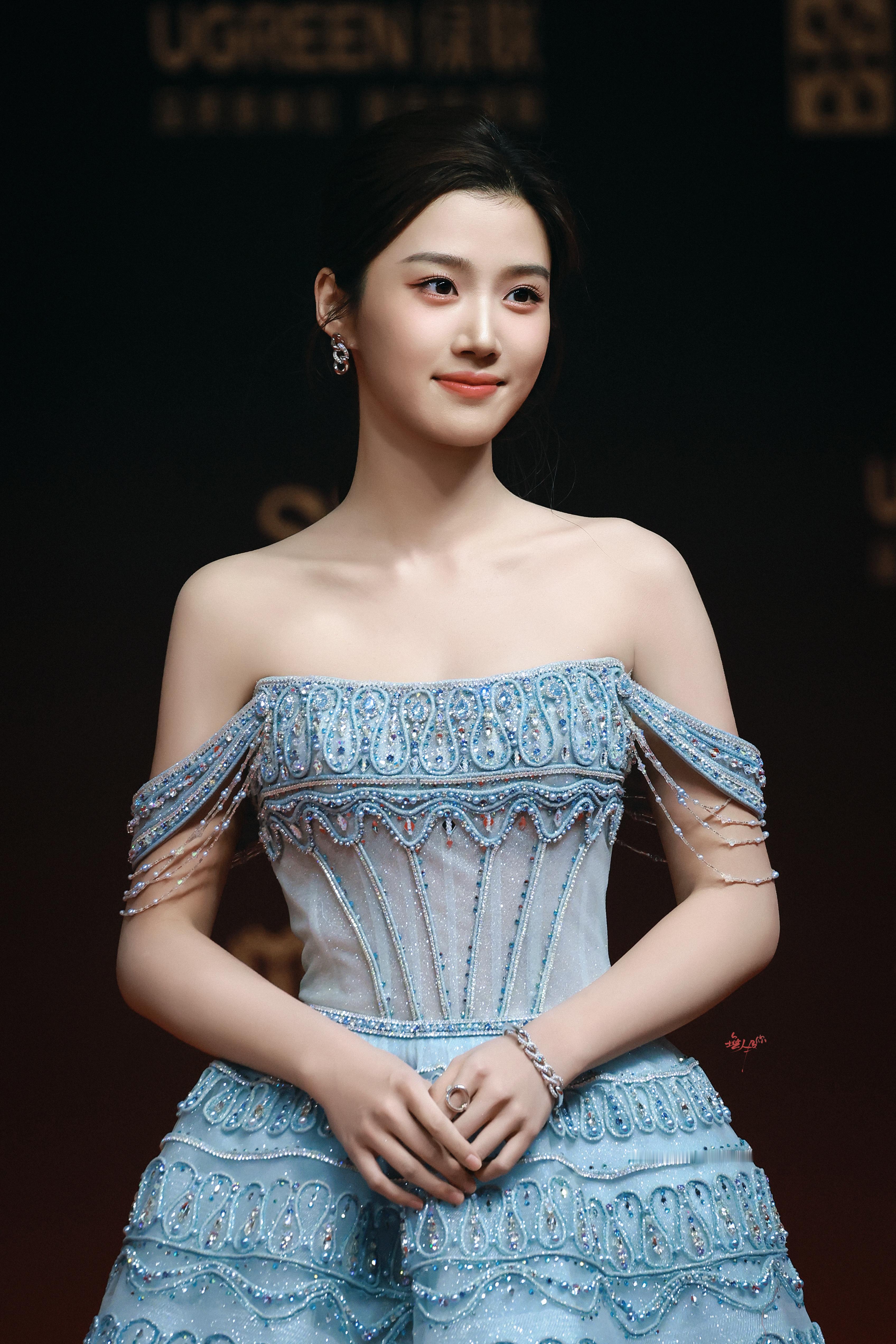 卢昱晓淡蓝蓬裙缀满细腻纹路，温柔又华丽，宛如落入凡间的星光。卢昱晓工作室卢昱晓