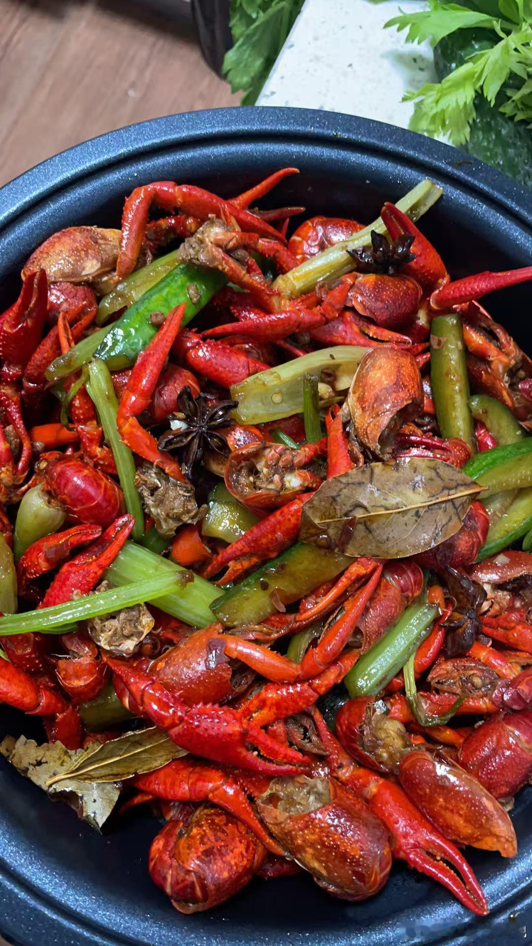 美食真的很难拒绝今天来姐姐家吃小龙虾🦞了现在很少在外面吃小龙虾总感觉不是很干净