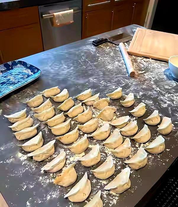 过年刷屏的不再是红包和烟花，而是冯小刚家沾着面粉的袖子。大年三十，徐帆在厨房忙