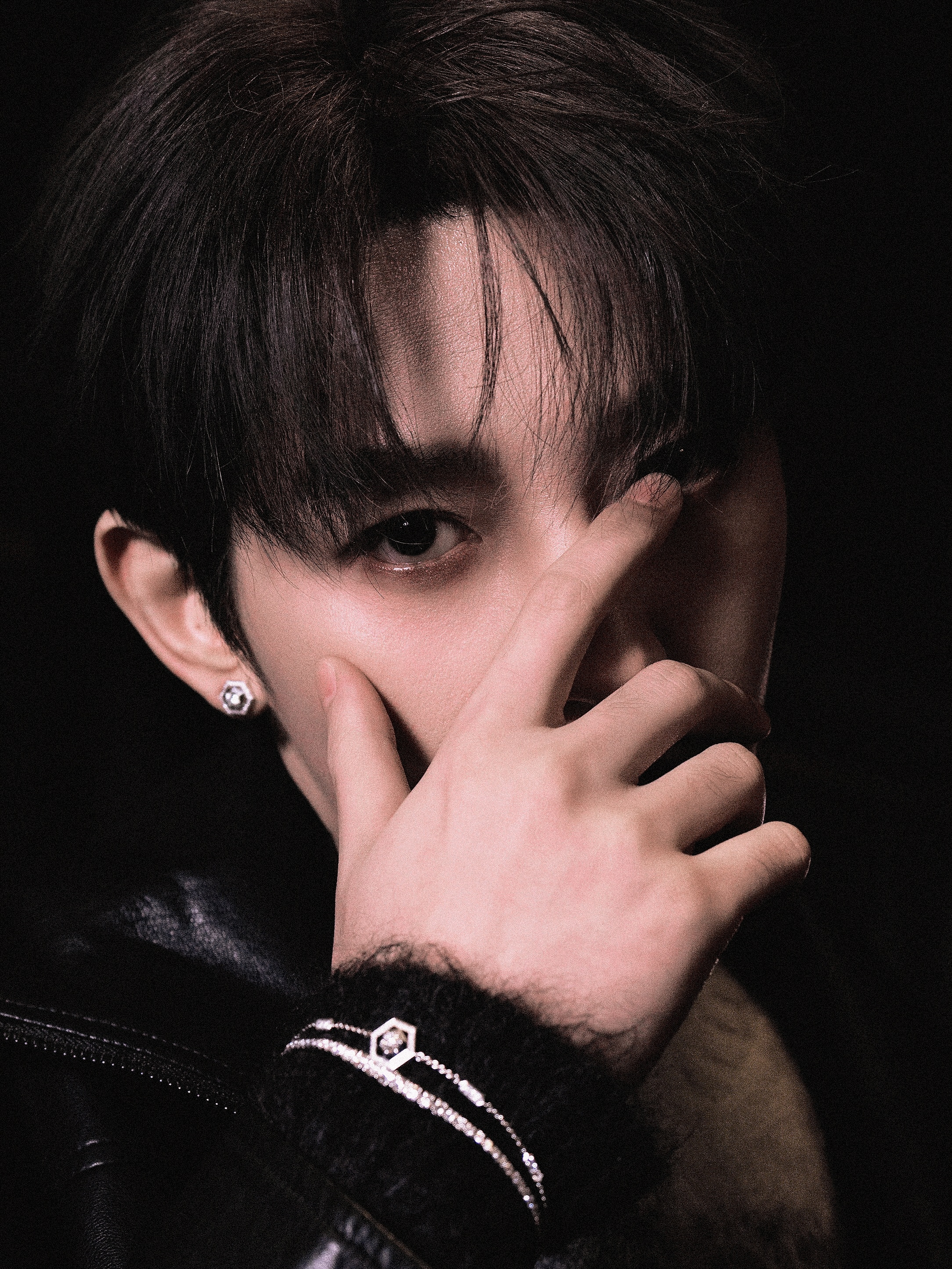 邓为和天然钻石好搭今天的为子这一身好贵气啊。。。。佩戴的珠宝着实是闪闪发光、非常