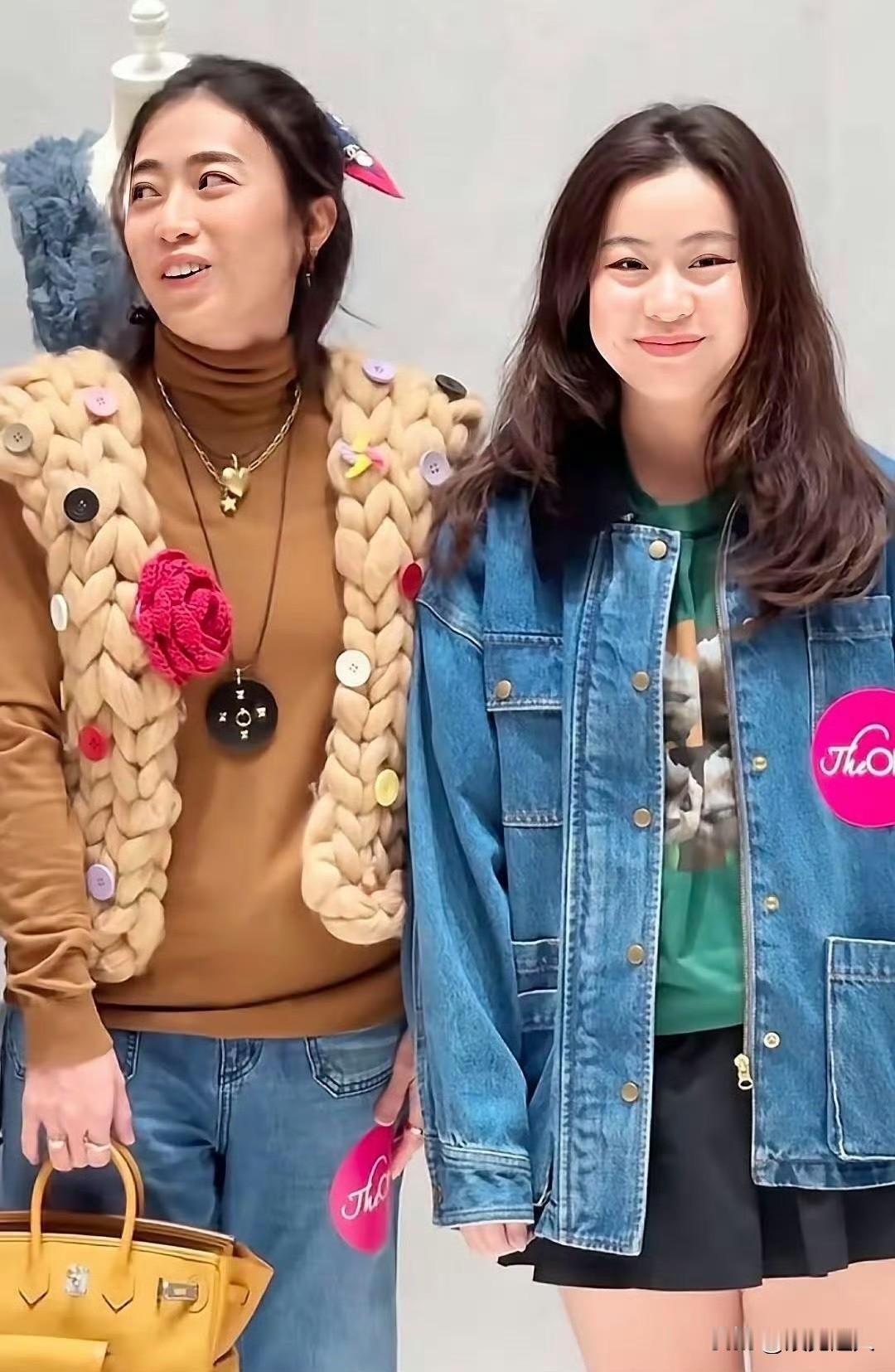 甘比全身上下最便宜的估计就是她的马甲了！因为这是她自己手工编织的。别人出席活动满