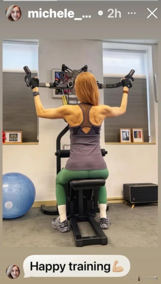 李嘉欣晒健身照，这后背的肌肉线条厉害了啊，这是在真练，绝对不是假把式啊！[呲牙笑]