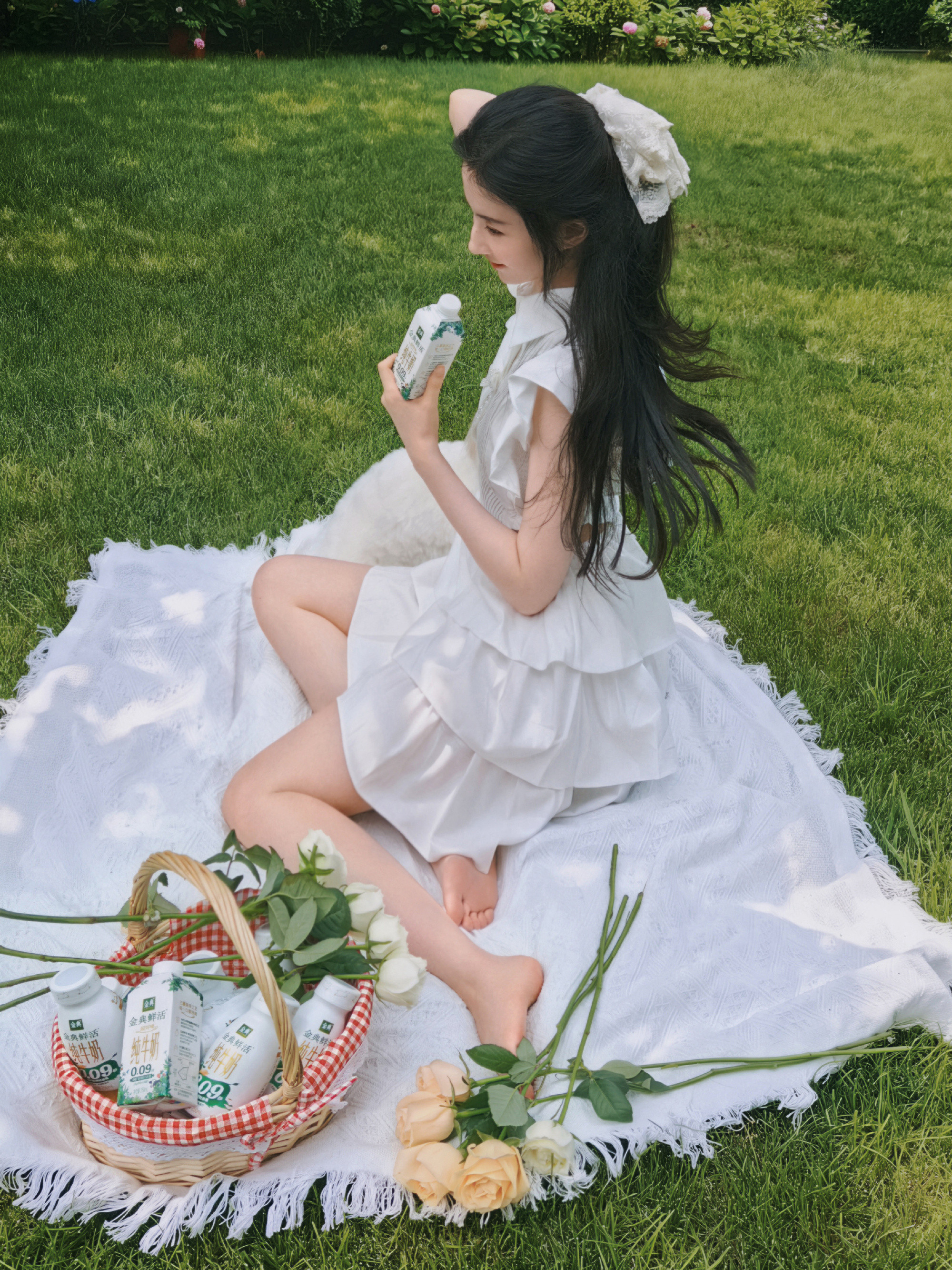 刘亦菲带哈哈晒太阳这是什么青春女大！也太好看了吧