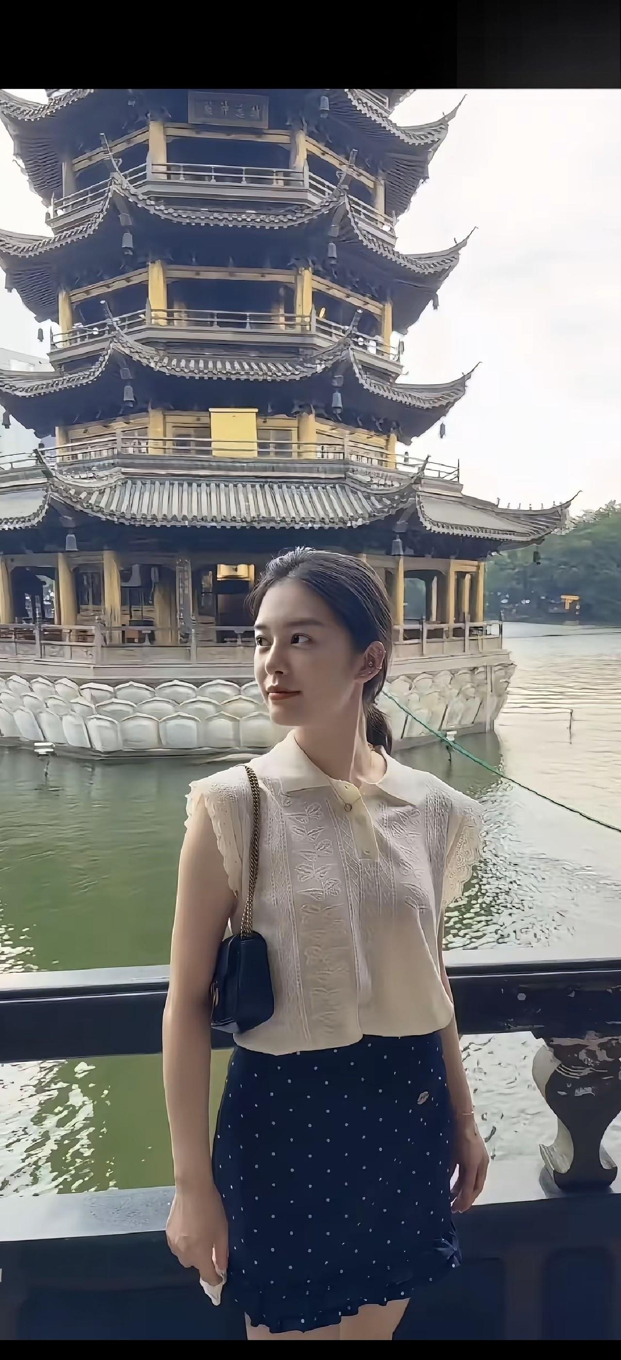 在塔前拍照，风景真不错！