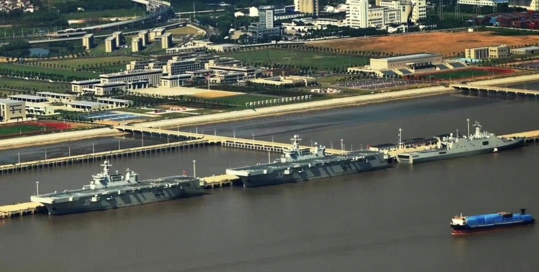 十万五千吨的图片：075两栖攻击舰广西舰遇上安徽舰，旁边还有一艘071船坞登陆舰