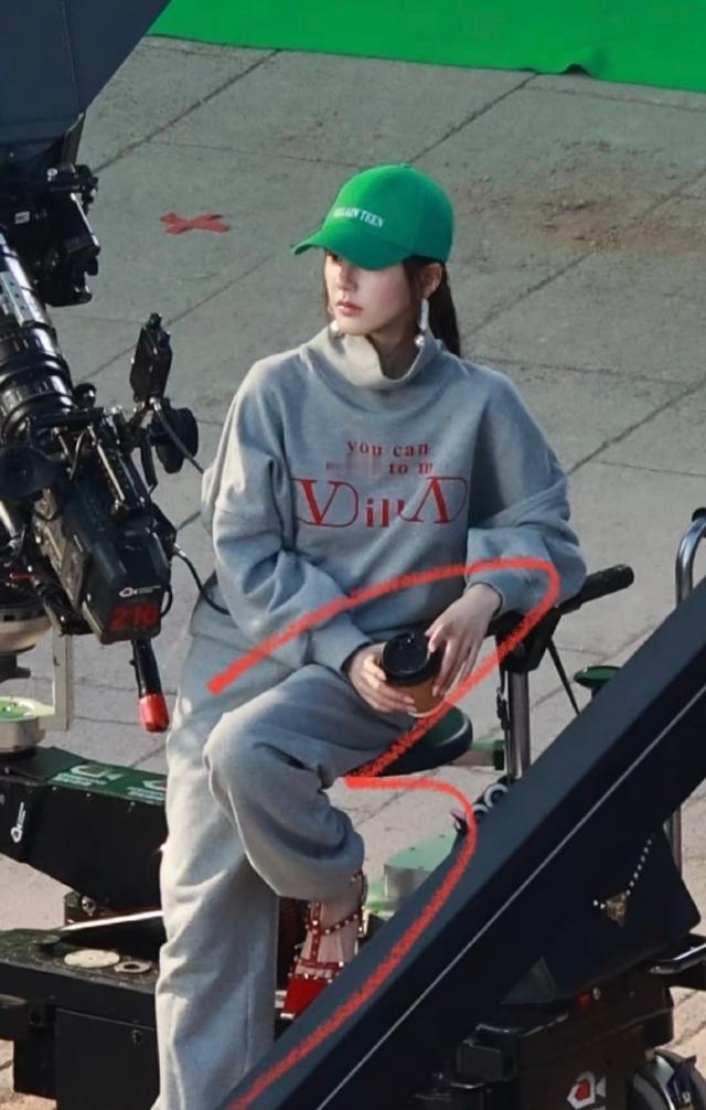 赵露思代言华伦天奴！赵露思前段时间就在穿华伦天奴了，一直没官宣代言，现在已经开