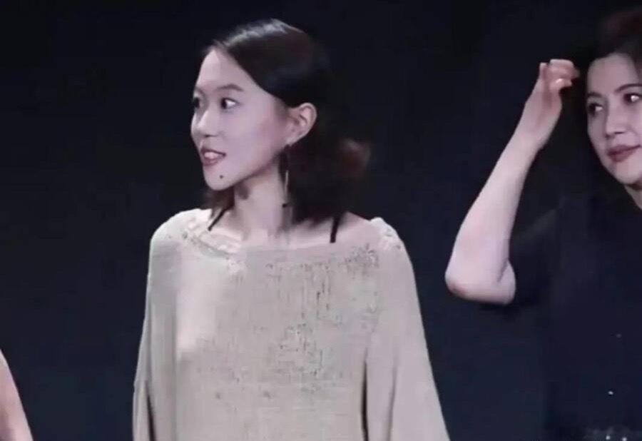 王菲女儿窦靖童，这身打扮完全化身妈妈王菲了有种未来天后的感觉