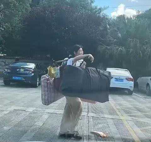 高考生扁担女孩的最新进展来了，班主任的最新回应最具权威，刘燕的高考成绩不是传说中