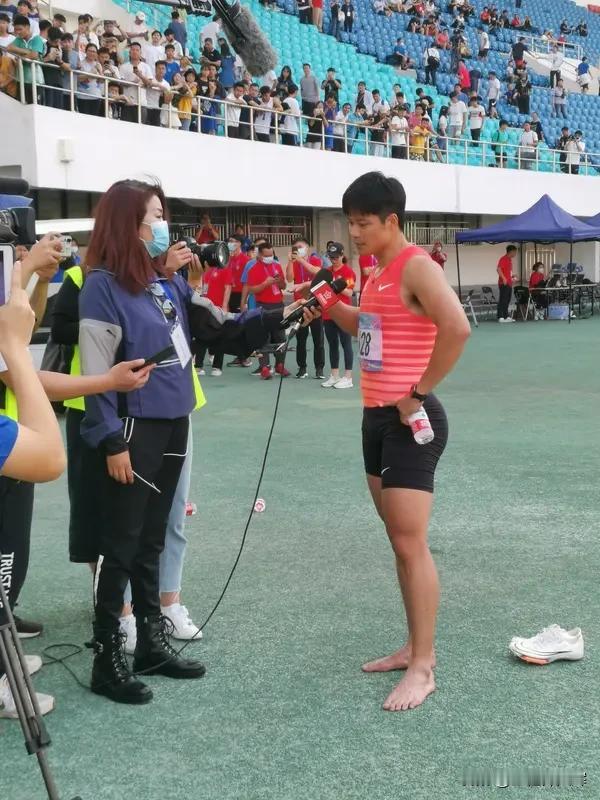 北京时间今天（9日）上午，中国田径短跑运动员苏炳添在社交媒体上正式宣布退役，他撰