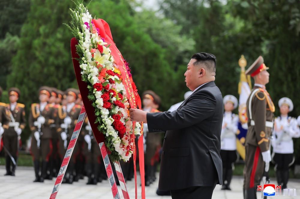 金正恩同志在祖国解放战争胜利73周年之际凭吊中国人民志愿军烈士陵园朝中社平壤7月