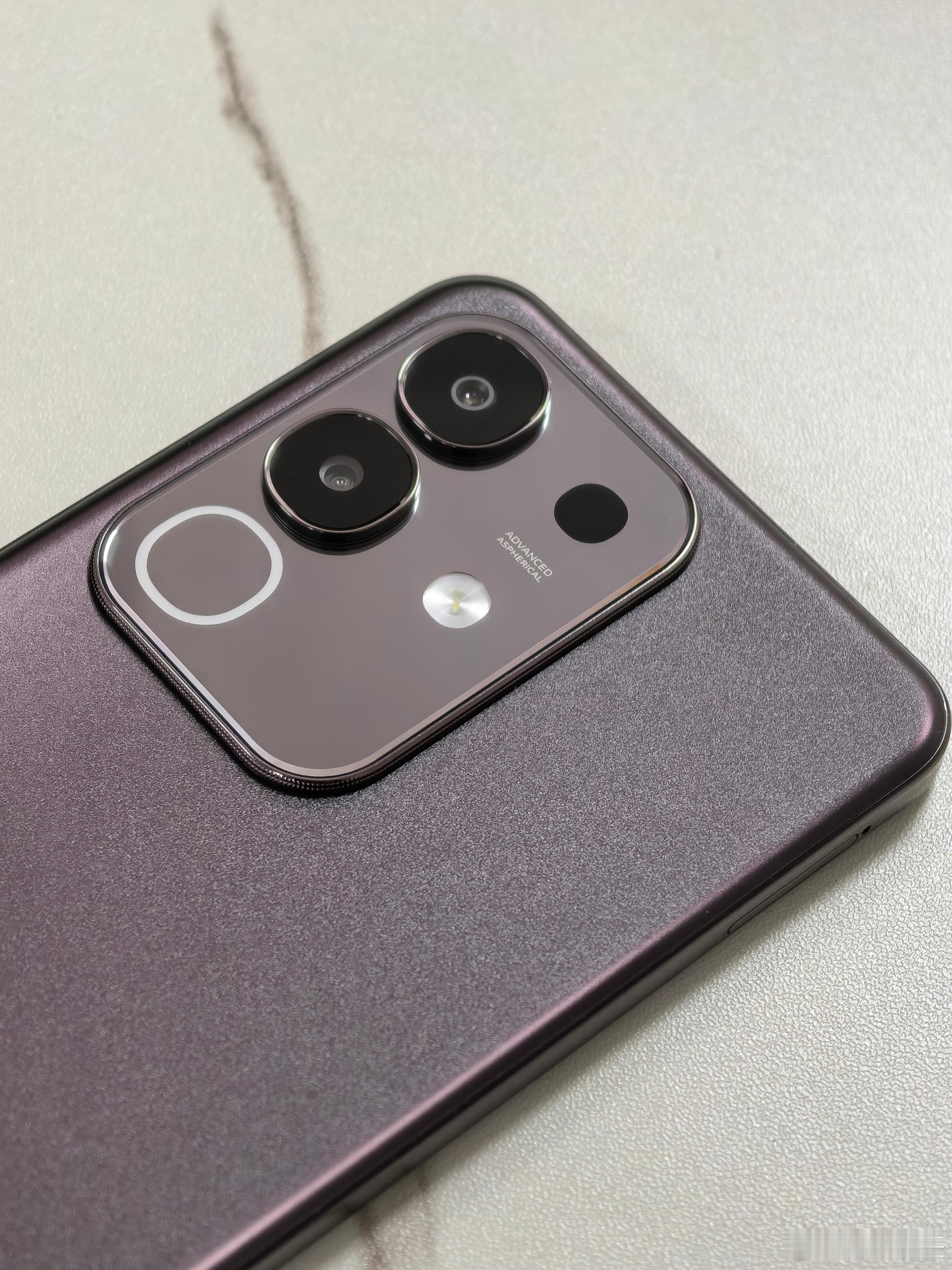 vivoY300t这台机子，日常用很舒服。天玑7300配合内存扩展，多开