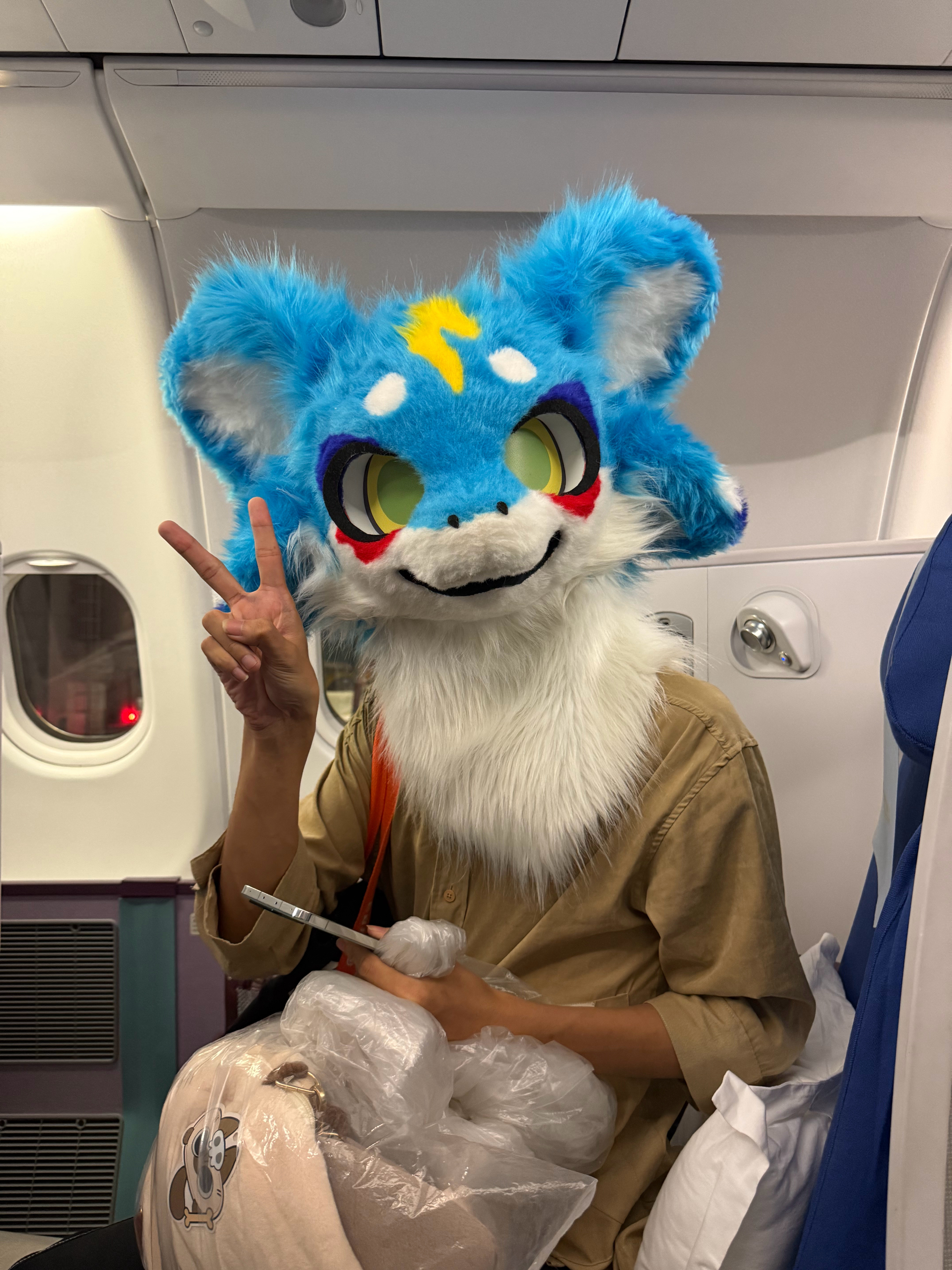 坐飞机旁边做个带兽头的小哥，你怕不怕？​​​