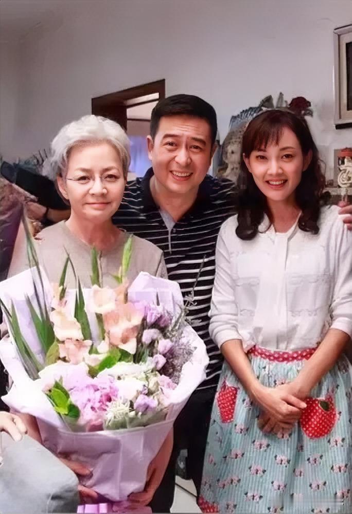 左边的是宋丹丹，右边的是牛莉，中间的男演员是谁啊？他演技挺好的，低调沉稳，很让人