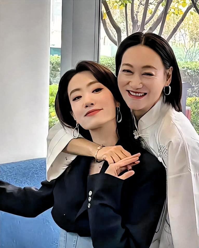 张小斐和惠英红，这对忘年交太好嗑了。《功夫女足》正在热映，惠英红二话不说直接