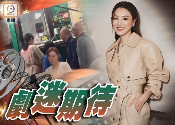女神王敏奕日前現身中環開工，只見她變身OL，以一身行政Look配眼鏡造型，坐在大