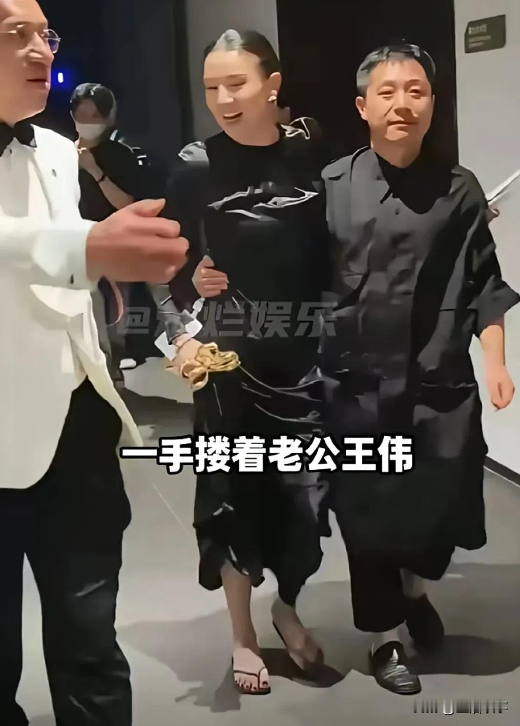 老公比自己“矮”，羞于见人﹍﹍今天，看到漂亮的宋佳，被“矮老公”搂着腰，幸福