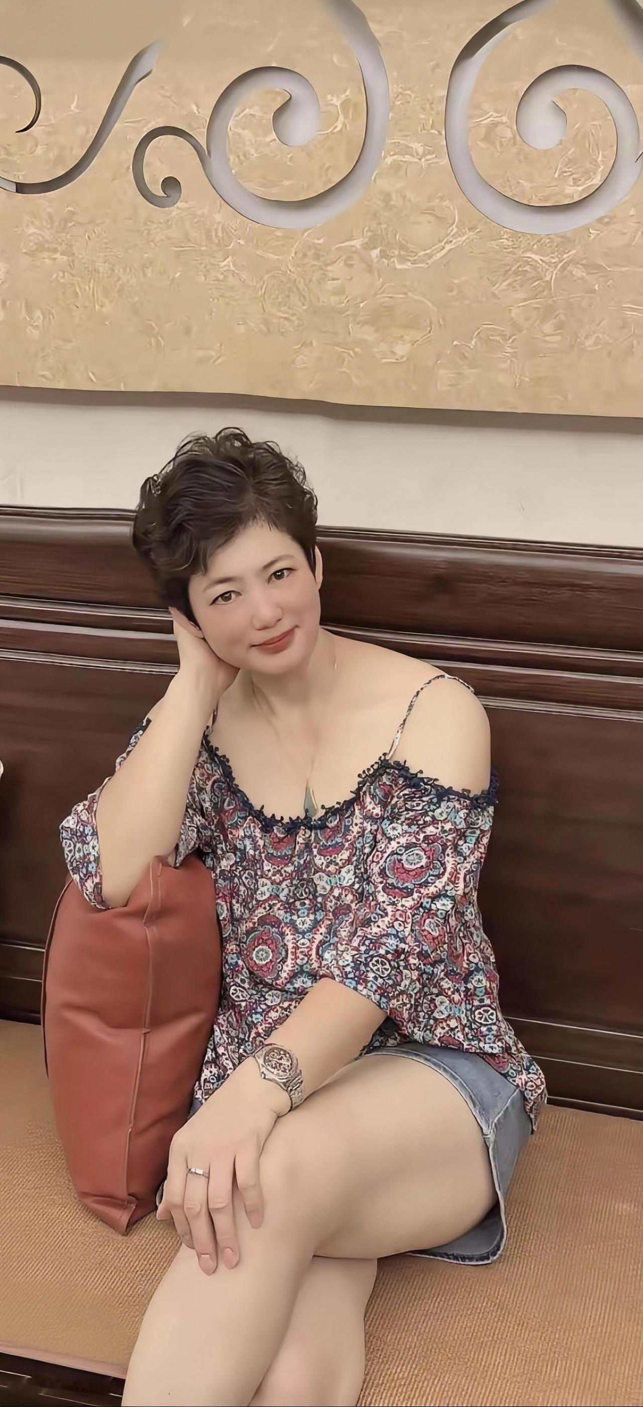 红袖添香夜，轻抚美人妆。
