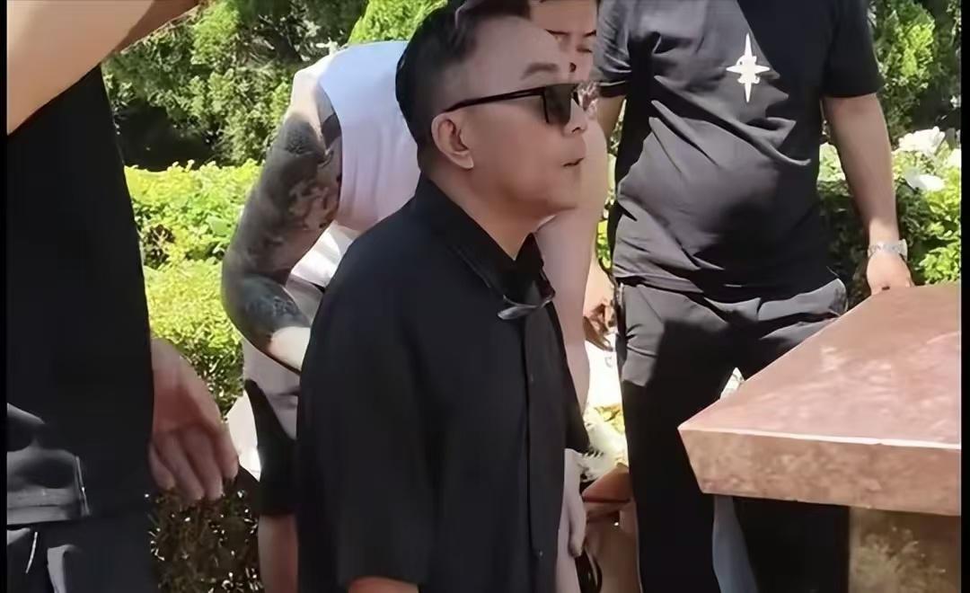 杨少华圆坟现场，活脱脱的“照妖镜”一般！谁真孝顺假孝顺一看就知道！昨天病倒后