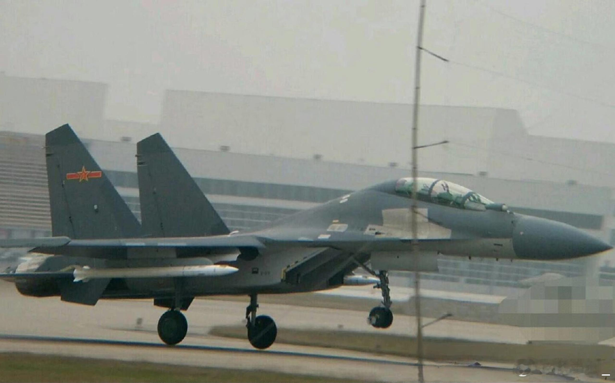 美“战区”网迅速评论新出现的PL-17图像，称PL-17超远程空对空导弹似乎首次