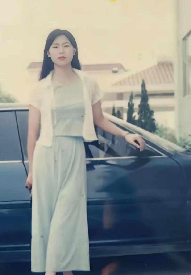 这张照片拍摄于1998年10月1日，河南省南阳市方城县高中毕业生到福建省泉州市打