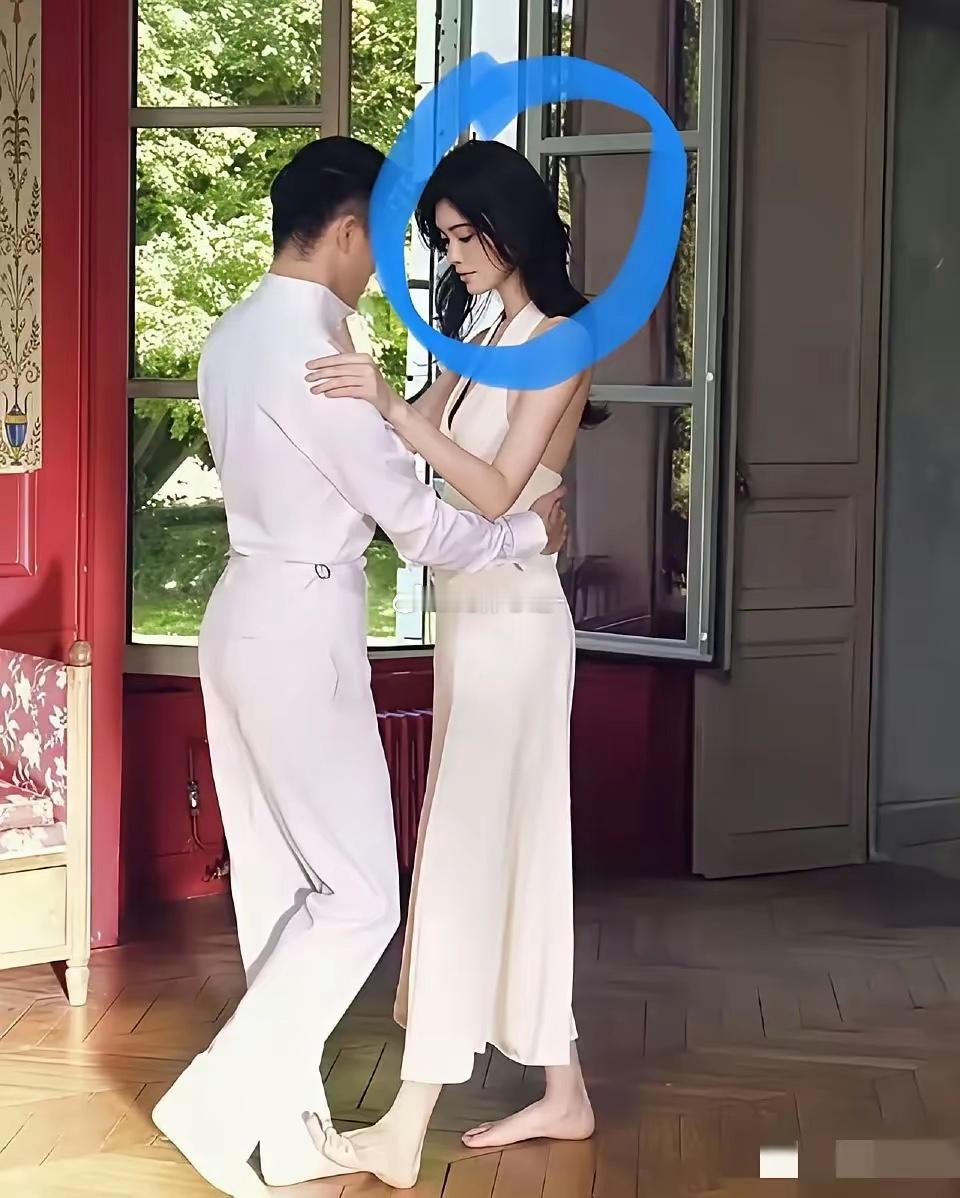 之前一直以为何猷君比奚梦瑶矮，结果看到这一组照片，两人一起光脚跳舞，身高看起来差