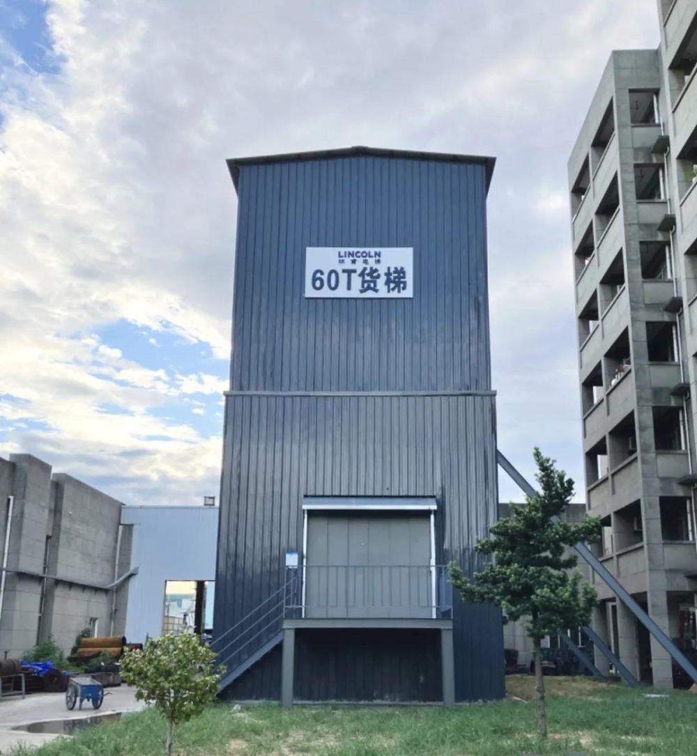 一县城现“超级大电梯”, 网友感叹比自家客厅还大, 内置三张沙发还铺红毯