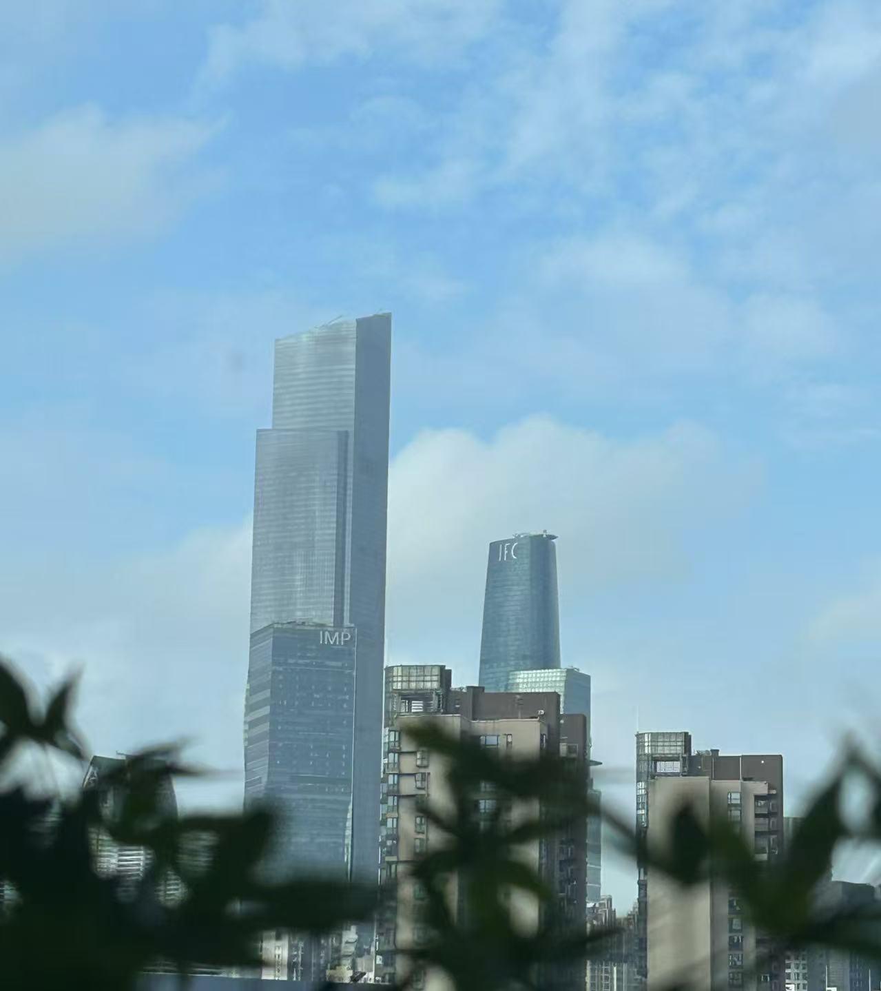 今天算是开了眼了。我们部门新来的00后，上午入职，中午吃完饭，下午就提桶跑路了。
