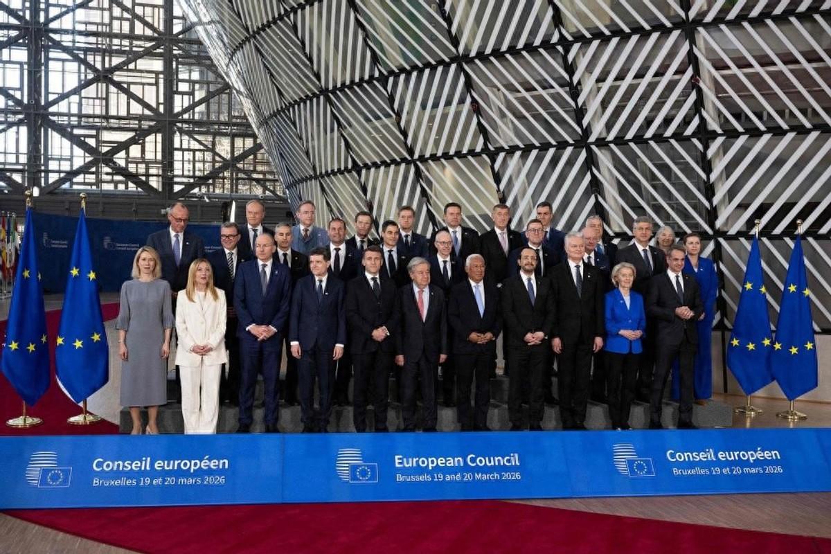 法：把这900亿的贷款协议签了。匈：啥协议？法：援乌贷款呀！为了彰显咱们欧