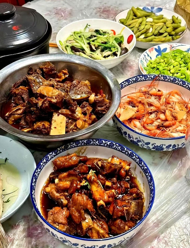我婆婆是这样的：可以每晚去她们家吃晚饭且不收饭钱，会买我爱吃的菜，但天天要BB一