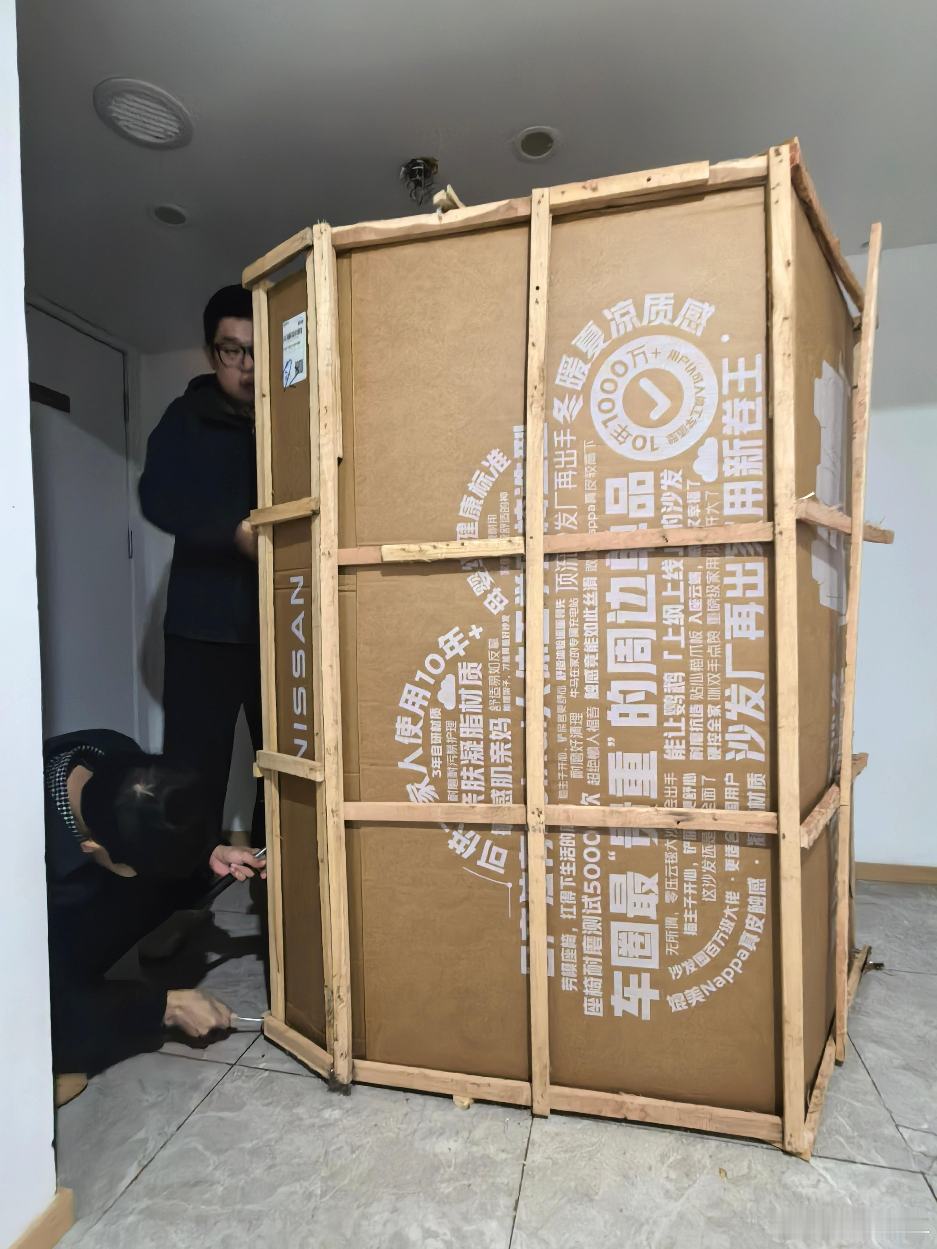 开箱百万级后排大沙发东风日产居然把发布会上那款百万级后排大沙发做成媒体礼，一口气