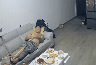 这种游戏玩不得,这么大的弹性,直接抽到了脸上,如果打在眼睛上,后果是相当严重的,