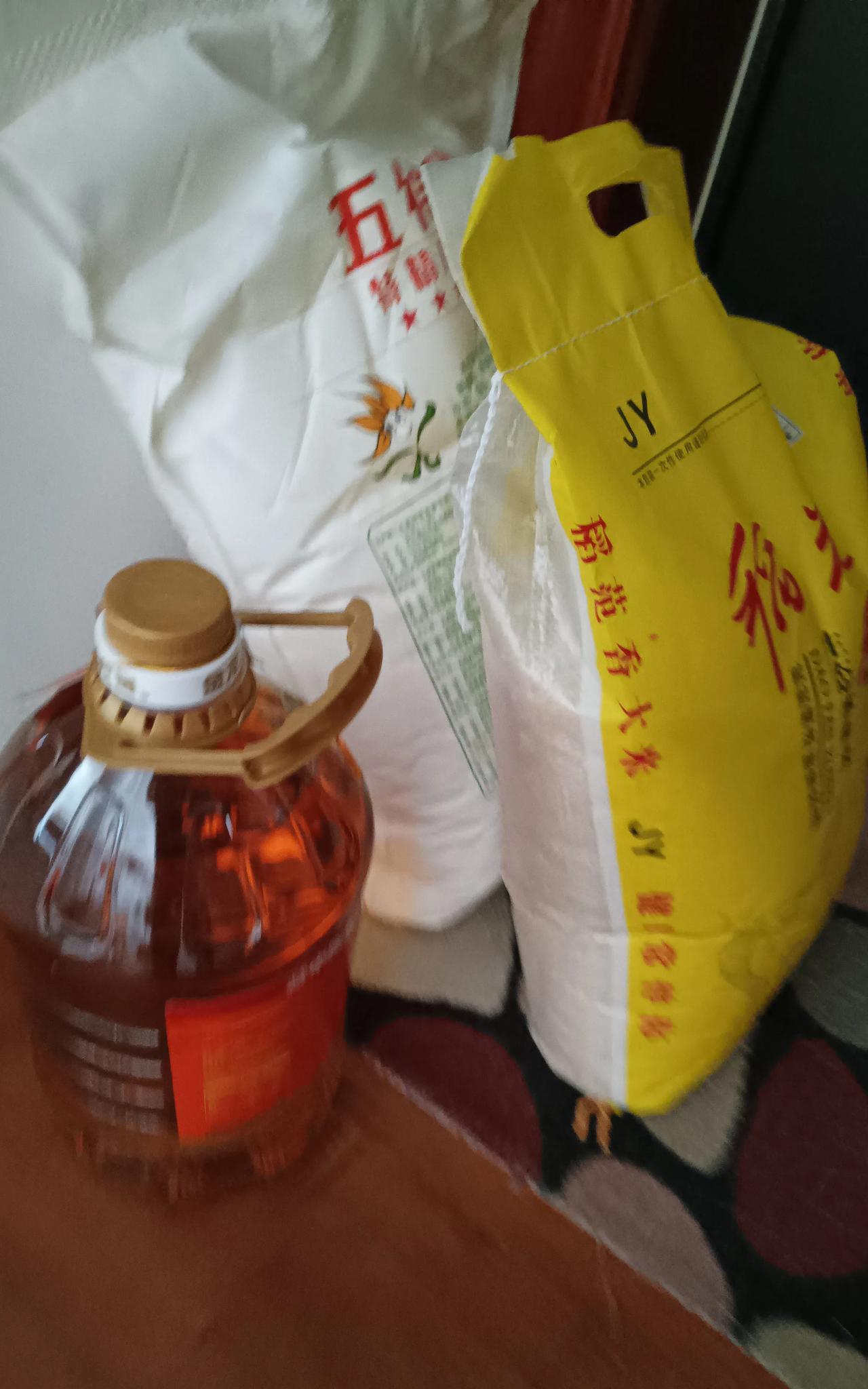 中秋节单位发了什么礼品？又到一年发中秋节福利的时候了，每个单位的情况不同发放的