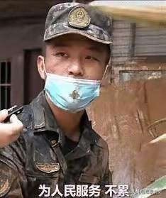 7月11日报道，广西，一个刚入伍不到4个月的05后新兵李晓康，在清淤搬动冰柜时，