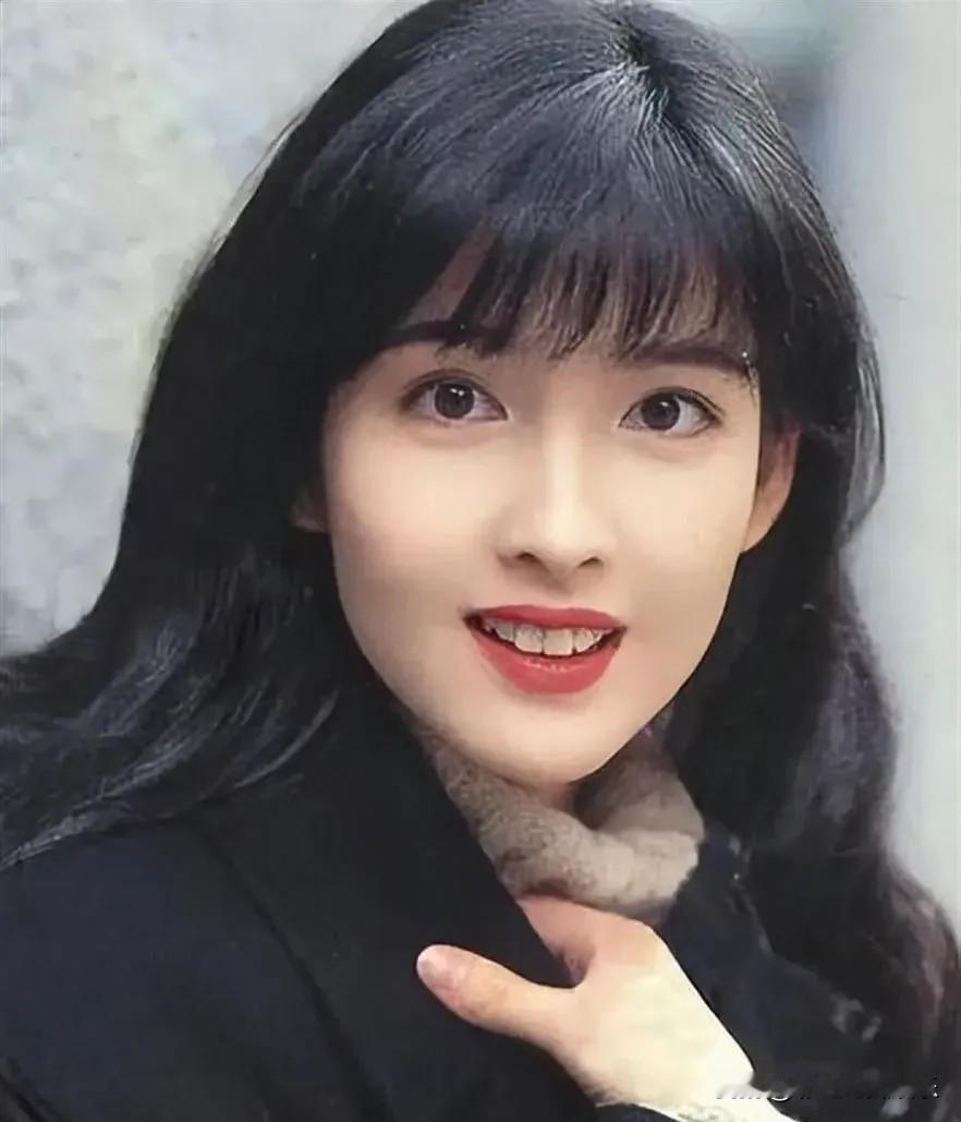 周慧敏搞特殊，别人都是把头发盘起来露出脸，只有周慧敏一成不变的发型。周慧敏和温