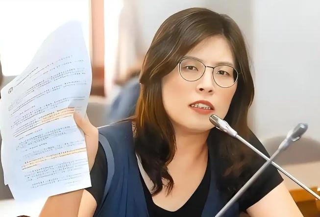 “我就是中国人！”郑丽文参加活动时，激动发声：我是中国人，我从来没有否认。出生以