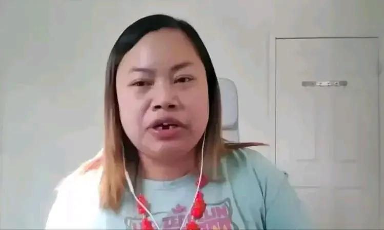 许久不露面的凤姐如今不仅变胖，还豁牙了，是不是国外伙食特好，曾经苗条的凤姐看起来