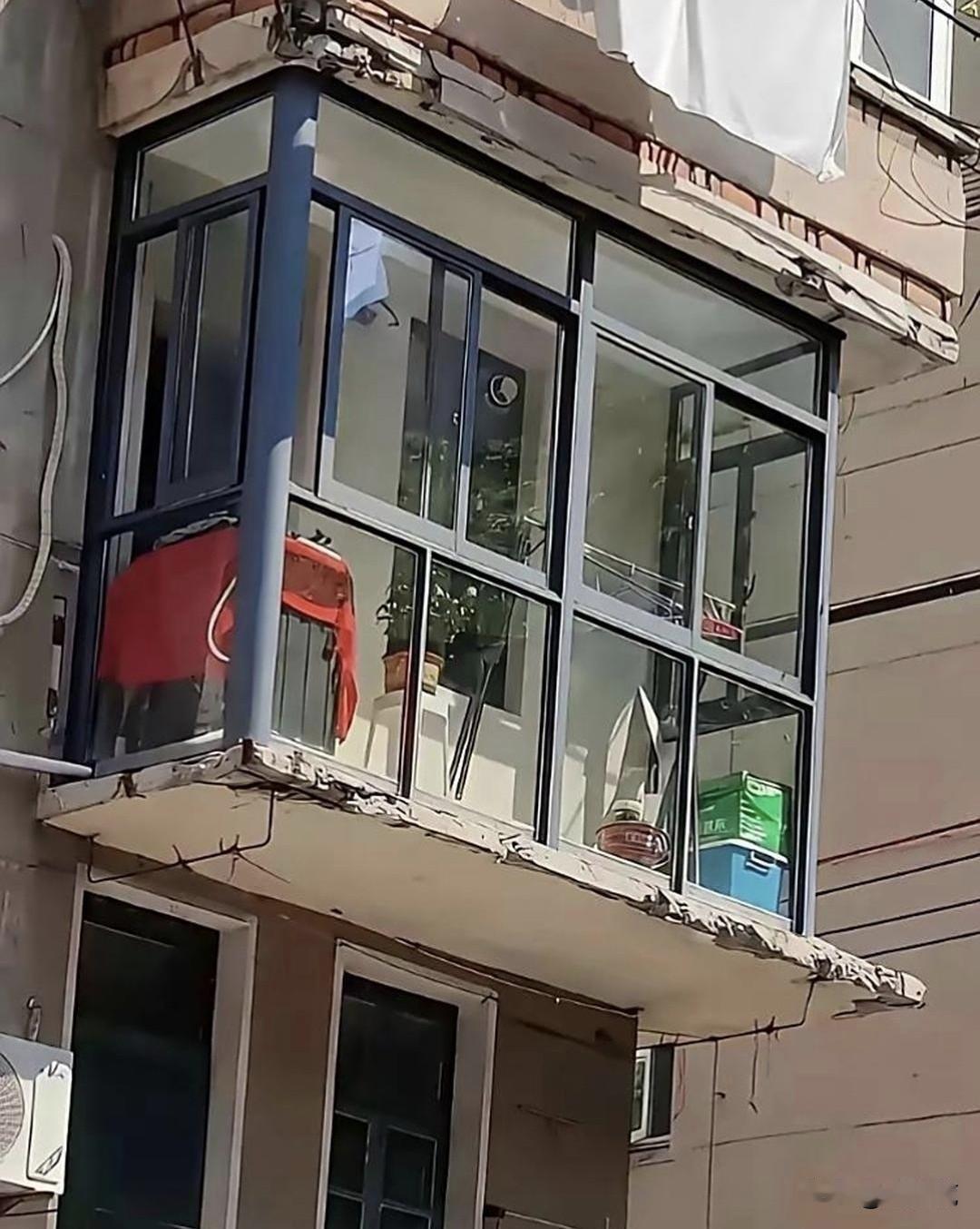咋整，我都不敢去阳台了，我能不能起诉他​​​？这种装修物业就没有责任吗？